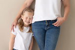 Mutter und Tohter stehen im Partnerlook